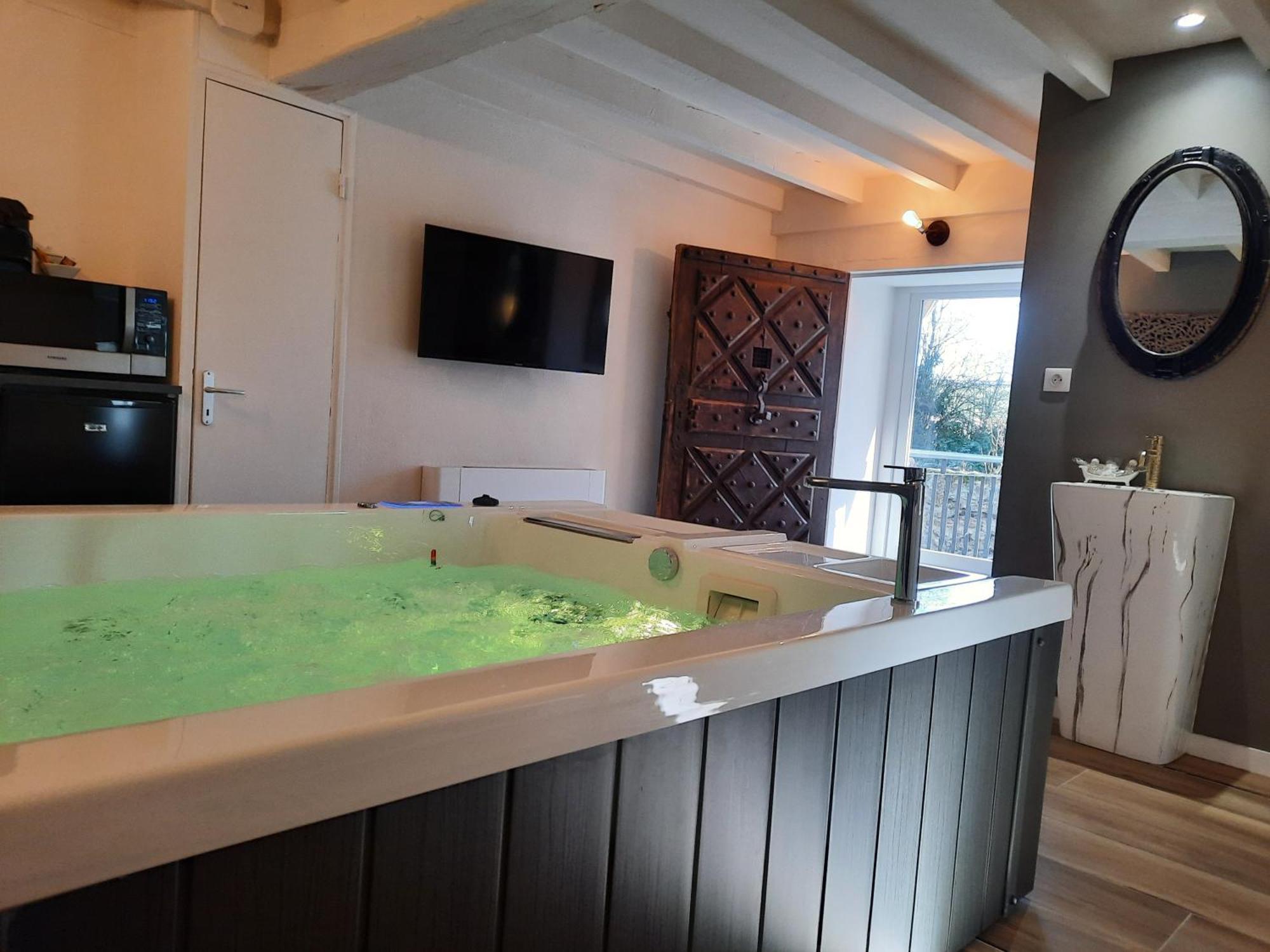 Charme Au Fil De L'Eau Hotel Vendieres Bagian luar foto